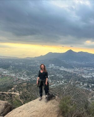Priscilla Vargas Instagram - Mi primera cumbre!!!!!🙌🏻 ⛰️ 
Hasta que lo logré. Porque más vale tarde que nunca. 
Gracias @rodperezvergara y Simona🐶 por la paciencia y entusiasmo. 
La más feliz es la Chelita 🐾