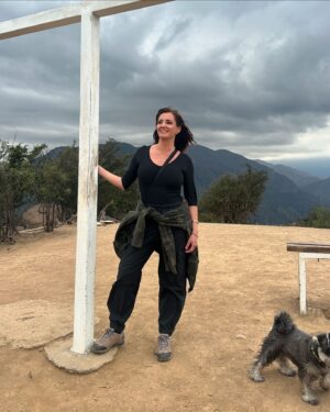 Priscilla Vargas Instagram - Mi primera cumbre!!!!!🙌🏻 ⛰️ 
Hasta que lo logré. Porque más vale tarde que nunca. 
Gracias @rodperezvergara y Simona🐶 por la paciencia y entusiasmo. 
La más feliz es la Chelita 🐾
