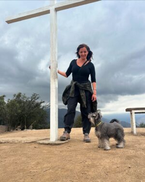 Priscilla Vargas Instagram - Mi primera cumbre!!!!!🙌🏻 ⛰️ 
Hasta que lo logré. Porque más vale tarde que nunca. 
Gracias @rodperezvergara y Simona🐶 por la paciencia y entusiasmo. 
La más feliz es la Chelita 🐾