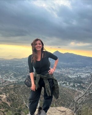 Priscilla Vargas Instagram - Mi primera cumbre!!!!!🙌🏻 ⛰️ 
Hasta que lo logré. Porque más vale tarde que nunca. 
Gracias @rodperezvergara y Simona🐶 por la paciencia y entusiasmo. 
La más feliz es la Chelita 🐾