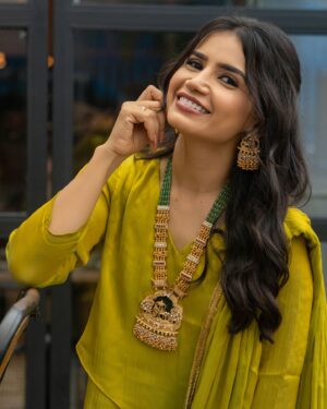 Priya Ahuja Instagram - हुस्न के लाखों रंग 💚

Outfit : @swtantraofficial 
Photographer: @photo_vinayak 
Makeup: @makeoverbydipika 
Jewellery: @rentjwellsbybhavna 
Location: @zimagourmet 

( outfit , info western saree look , partywear , festive wear , bold and beautiful , dinner look , elegant, grace , elegance ) 

#bold #beautiful #black #elegant #elegance #jewelry #jewellery #makeup #saree #grwpri #indowestern #indowesternstyle