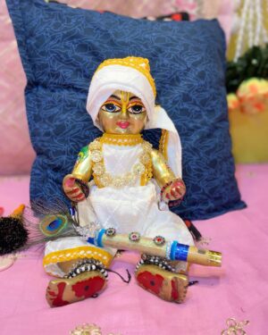 Priyanka Pandit Instagram - Janmashtami shringar darshan😍
Lala ke prakatya ki mangal badhai😍
Poshak from @_kanha__lovers_