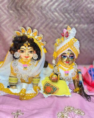 Priyanka Pandit Instagram - Janmashtami shringar darshan😍
Lala ke prakatya ki mangal badhai😍
Poshak from @_kanha__lovers_