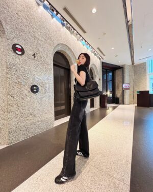 Puff Kuo Instagram - ：

這照騙拍的很不錯😆💐

一切都剛剛好❣️

.
.
.

👜 @ysl 
👚👖 @her.byh 
👟 @originals_tw