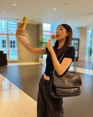 Puff Kuo Instagram - ：

這照騙拍的很不錯😆💐

一切都剛剛好❣️

.
.
.

👜 @ysl 
👚👖 @her.byh 
👟 @originals_tw