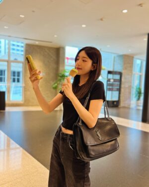 Puff Kuo Instagram - ：

這照騙拍的很不錯😆💐

一切都剛剛好❣️

.
.
.

👜 @ysl 
👚👖 @her.byh 
👟 @originals_tw