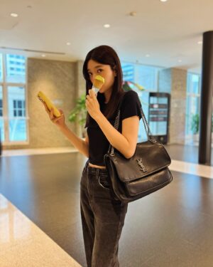 Puff Kuo Instagram - ：

這照騙拍的很不錯😆💐

一切都剛剛好❣️

.
.
.

👜 @ysl 
👚👖 @her.byh 
👟 @originals_tw