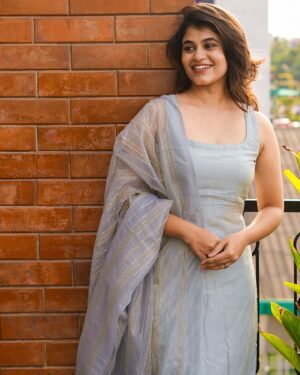 Pujitha Devaraj Instagram - Hello September ✨

Outfit @studio_l_by_lini 
Shot by @____.delight__ 
Edit @i.b03__ 
.
.
.
.

#nomakeup #casual #september #picstitch #pastelcolors #outdoorphotoshoot #tuesdayfeeling #tuesdaymood