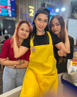 Pympan Chalayanacupt Instagram - ภาพบรรยากาศที่สนุกสนานกับการออกร้าน @foxcha_la_lemon  สนุกสนานมากๆเรียกว่าทั้งวันไม่ได้นั่ง ลูกค้าแถวยาวเป็นขบวนรถไฟตลอดทั้งวัน ช่างเป็นประสบการณ์ที่ดีจริงๆ ขอบขอบคุณตั๋งจังและเอ๋ที่ตื่นเช้ามาช่วยขนของ ขอบคุณเพื่อนนกที่มาลุยกับเรา ขอบคุณน้องพลอยที่มาช่วยพี่พิมเสมอ และขอบคุณภาพเบื้องหลังจากคุณนุ่น ที่สำคัญขอบคุณบี๋เนทที่เป็นแรงใจแรงสนับสนุน #1,000แก้ว