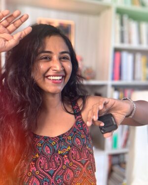 RJ Ananthi Instagram - Why belong to a world that has no room for craziness 🤩

#books #bookstagram #booklover #thebookshow #rjananthi