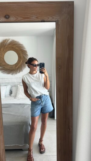 Rachel Legrain-Trapani Instagram - On l’a fait 😮… 
Partir et tout recommencer.
j’avoue, j’ai du mal encore à y croire! 
Vous y avez déjà pensé vous?
Je n’ai jamais vraiment quitté mon Nord, le plus loin où je suis allée c’est Paris 😂 mais j’ai toujours eu cette envie de vivre autre chose, et j’ai dans mes gènes ce besoin de soleil et de mer qui se faisait de plus en plus sentir…
#newlife