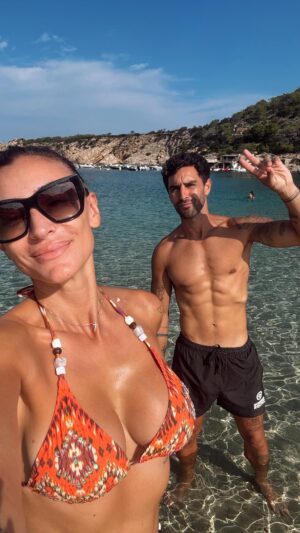 Rachel Legrain-Trapani Instagram - Une nouvelle vie commence pour nous ... 
Nous venons d'emménager en Espagne ☀️
Nous avions depuis longtemps envie d'une aventure à l'étranger et permettre aux enfants de découvre une nouvelle langue et une nouvelle culture ... 
Et nous avons choisi l'île d'Ibiza pour laquelle nous avons eu un réel coup de coeur depuis notre premier voyage ici ❤️
Nous serons au complet ce soir avec l'arrivée de Gianni 🥰

#newlife #happy #familly #ibiza