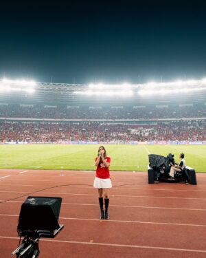 Raisa Andriana Instagram - Gak nyangka GBK 2.0 datang secepat ini .. Deg-degannya gak karu-karuan, gatau kehadiranku diinginkan atau enggak, tapi aku berdoa, datang kesini dengan energi dan niat yang baik, semoga juga diterima dengan baik. Dan, luar biasa, sampai gemeterrr & merinding, satu stadion mengumandangkan lagu-lagu kebangsaan bersama aku 🥹 Bangga dan haru bercampur aduk, dan pastinya GBK lagi-lagi menjadi pengalaman yang gak akan pernah kulupakan.. Makasi buat smua supporter timnas yg udah memberikan energi luar biasa semalam!! @timnasindonesia 

Photo @high_iso