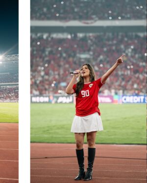 Raisa Andriana Instagram - Gak nyangka GBK 2.0 datang secepat ini .. Deg-degannya gak karu-karuan, gatau kehadiranku diinginkan atau enggak, tapi aku berdoa, datang kesini dengan energi dan niat yang baik, semoga juga diterima dengan baik. Dan, luar biasa, sampai gemeterrr & merinding, satu stadion mengumandangkan lagu-lagu kebangsaan bersama aku 🥹 Bangga dan haru bercampur aduk, dan pastinya GBK lagi-lagi menjadi pengalaman yang gak akan pernah kulupakan.. Makasi buat smua supporter timnas yg udah memberikan energi luar biasa semalam!! @timnasindonesia 

Photo @high_iso