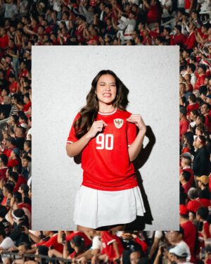 Raisa Andriana Instagram - Gak nyangka GBK 2.0 datang secepat ini .. Deg-degannya gak karu-karuan, gatau kehadiranku diinginkan atau enggak, tapi aku berdoa, datang kesini dengan energi dan niat yang baik, semoga juga diterima dengan baik. Dan, luar biasa, sampai gemeterrr & merinding, satu stadion mengumandangkan lagu-lagu kebangsaan bersama aku 🥹 Bangga dan haru bercampur aduk, dan pastinya GBK lagi-lagi menjadi pengalaman yang gak akan pernah kulupakan.. Makasi buat smua supporter timnas yg udah memberikan energi luar biasa semalam!! @timnasindonesia 

Photo @high_iso