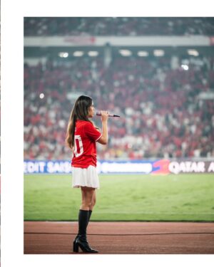 Raisa Andriana Instagram - Gak nyangka GBK 2.0 datang secepat ini .. Deg-degannya gak karu-karuan, gatau kehadiranku diinginkan atau enggak, tapi aku berdoa, datang kesini dengan energi dan niat yang baik, semoga juga diterima dengan baik. Dan, luar biasa, sampai gemeterrr & merinding, satu stadion mengumandangkan lagu-lagu kebangsaan bersama aku 🥹 Bangga dan haru bercampur aduk, dan pastinya GBK lagi-lagi menjadi pengalaman yang gak akan pernah kulupakan.. Makasi buat smua supporter timnas yg udah memberikan energi luar biasa semalam!! @timnasindonesia 

Photo @high_iso