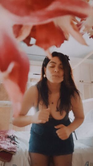 Rajshri Deshpande Instagram - When you get up with this song in your head 🤪🫨😝 

All because of @sarangsathaye tons of reels on this song 
And ofcourse @kratexmusic @sagvekar.shreyas 

#tambadi #chambadi #madness #goodmorning
