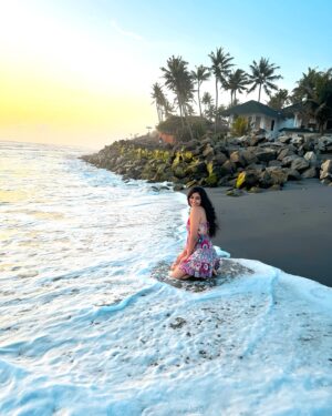Rakshana Induchoodan Instagram - Living for these candid moments, thanks to the one who knows how to frame it perfectly !🧘‍♀️🦄💜🌊☀️🐚