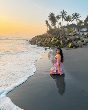 Rakshana Induchoodan Instagram - Living for these candid moments, thanks to the one who knows how to frame it perfectly !🧘‍♀️🦄💜🌊☀️🐚