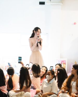 Ranchrawee Uakoolwarawat Instagram - วันเกิดปีนี้เป็นวันที่พิเศษมากๆอีกวันนึง ภายใต้รูปภาพพวกนี้มีประมาณ 1000 เหตุการณ์จริงๆขอบคุณทุกฝ่ายขอบคุณพี่ฟ้า พี่โรส และแอดมินบ้านทุกๆคนนะคะ รู้เลยว่าเหนื่อยมากๆแต่ทุกคนก็ยังเต็มที่ ใจกันสุดๆเลย 
ขอบคุณสำหรับทุกๆโปรเจคนะคะ มันน่ารักมาก และอีกโปรเจ็ค คาเฟ่อบอุ่นอบอุ่น รูปถ่ายสวยทุกรูปเลยค่ะ จริงๆตอนนี้เหลืออีกอย่างคือตู้ติ๊กเกอร์ 🥹 จะรีบไปเก็บให้ได้น้า 

ขอบคุณพี่น้ำคนสวยของหนูที่มาช่วยในวันงานนะคะสดใสมากๆแล้วงานก็สนุกมากๆเลยที่พี่น้ำอยู่ด้วย รักรัก 
ขอบคุณพี่พี่ตากล้องทุกๆคนสำหรับรูปภาพสวยสวยวิดีโอน่ารักน่ารักในวันงานนะคะและพี่เอ็ก ที่ไปถ่ายวันเก็บโปรเจ็คให้ด้วย
อีกคนคือพี่ร้านลูกโป่งฮ่าฮ่าฮ่าฮ่าฮ่าฮ่า น่ารักมากๆ ปีที่แล้วก็เจอกันขอบคุณมากๆเลยนะคะ

 ขอบคุณแคทบิททุกคน ทั้งคนที่อยู่ด้วยกันมานานแล้ว และคนที่เพิ่งรู้จักกันอยากจะบอกว่ายินดีที่ได้รู้จักนะคะ ขอบคุณมากๆที่มอบแต่สิ่งดีดีและความทรงจำดีดีให้กันหวังว่ามิ้นท์ จะเป็นส่วนหนึ่งในการสร้างกำลังใจให้ทุกคนได้นะคะ และขอให้แคทบิทของมิ้นท์ทุกคน 
ยิ้มเยอะเยอะและมีความสุขในทุกๆวัน  พรที่ทุกคนส่งมาให้ขอให้กลับคืนทุกคนเหมือนกันนะคะเพี้ยงเพี้ยง 🤍🐱🐰 #catbitของมิ้นท์รัญชน์