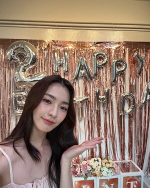 Ranchrawee Uakoolwarawat Instagram - วันเกิดปีนี้เป็นวันที่พิเศษมากๆอีกวันนึง ภายใต้รูปภาพพวกนี้มีประมาณ 1000 เหตุการณ์จริงๆขอบคุณทุกฝ่ายขอบคุณพี่ฟ้า พี่โรส และแอดมินบ้านทุกๆคนนะคะ รู้เลยว่าเหนื่อยมากๆแต่ทุกคนก็ยังเต็มที่ ใจกันสุดๆเลย 
ขอบคุณสำหรับทุกๆโปรเจคนะคะ มันน่ารักมาก และอีกโปรเจ็ค คาเฟ่อบอุ่นอบอุ่น รูปถ่ายสวยทุกรูปเลยค่ะ จริงๆตอนนี้เหลืออีกอย่างคือตู้ติ๊กเกอร์ 🥹 จะรีบไปเก็บให้ได้น้า 

ขอบคุณพี่น้ำคนสวยของหนูที่มาช่วยในวันงานนะคะสดใสมากๆแล้วงานก็สนุกมากๆเลยที่พี่น้ำอยู่ด้วย รักรัก 
ขอบคุณพี่พี่ตากล้องทุกๆคนสำหรับรูปภาพสวยสวยวิดีโอน่ารักน่ารักในวันงานนะคะและพี่เอ็ก ที่ไปถ่ายวันเก็บโปรเจ็คให้ด้วย
อีกคนคือพี่ร้านลูกโป่งฮ่าฮ่าฮ่าฮ่าฮ่าฮ่า น่ารักมากๆ ปีที่แล้วก็เจอกันขอบคุณมากๆเลยนะคะ

 ขอบคุณแคทบิททุกคน ทั้งคนที่อยู่ด้วยกันมานานแล้ว และคนที่เพิ่งรู้จักกันอยากจะบอกว่ายินดีที่ได้รู้จักนะคะ ขอบคุณมากๆที่มอบแต่สิ่งดีดีและความทรงจำดีดีให้กันหวังว่ามิ้นท์ จะเป็นส่วนหนึ่งในการสร้างกำลังใจให้ทุกคนได้นะคะ และขอให้แคทบิทของมิ้นท์ทุกคน 
ยิ้มเยอะเยอะและมีความสุขในทุกๆวัน  พรที่ทุกคนส่งมาให้ขอให้กลับคืนทุกคนเหมือนกันนะคะเพี้ยงเพี้ยง 🤍🐱🐰 #catbitของมิ้นท์รัญชน์