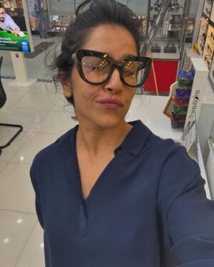Ranjini Haridas Instagram - Looks like someone might need glasses!!!👍❤️

#iseeyou #growingolder #lovinit #whatshallweget #happiehippie #ranjiniharidas
