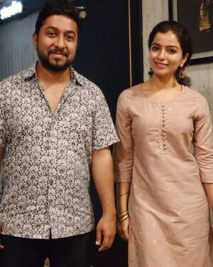 Ranjitha Menon Instagram - From the recording of Thelivaanam! 

Special shoutout to the incredibly talented @vineeth84. 
I am forever grateful to have had the privilege of working with VS on not one, but TWO of my milestone projects.. 
He brought my lyrics to life with his mesmerising voice, making my debut song writing experience truly unforgettable. And fate had it that he was the voice behind my first ever duet as an actor for the song Thoramazhayilum from the film, Saajan Bakery. 

My heartfelt thanks to @padmasoorya for being the music producer of Thelivaanam. At the same time a wonderful co-actor and motivator.  Thank you @nikhil_san_ for your fabulous and soothing composition…! 
Special thanks to our beloved director @rasheedparakkal. Thank you so much @indie_genius_films and Anas❤️🙏💛

#manorajyam #thelivaanam #recording #studio #gratitude #debutsong #lyrics #music #latest #release