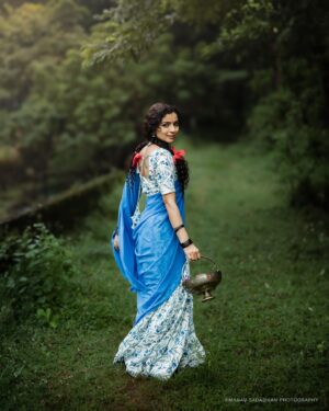 Ranjitha Menon Instagram - തിരിച്ചു കൊണ്ടുവരാൻ പറ്റാത്ത പഴമയൊന്നും ഉണ്ടെന്ന് തോന്നുന്നില്ല … costume & styling by @vivek.psethu 

@ranjitha.menon @manav_sadasivan._ @ramyal_m_rajan @makeup_by_sabana_ 

@aba_zeons 😘