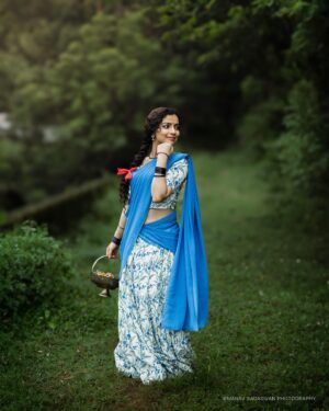 Ranjitha Menon Instagram - തിരിച്ചു കൊണ്ടുവരാൻ പറ്റാത്ത പഴമയൊന്നും ഉണ്ടെന്ന് തോന്നുന്നില്ല … costume & styling by @vivek.psethu 

@ranjitha.menon @manav_sadasivan._ @ramyal_m_rajan @makeup_by_sabana_ 

@aba_zeons 😘