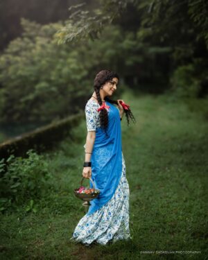 Ranjitha Menon Instagram - തിരിച്ചു കൊണ്ടുവരാൻ പറ്റാത്ത പഴമയൊന്നും ഉണ്ടെന്ന് തോന്നുന്നില്ല … costume & styling by @vivek.psethu 

@ranjitha.menon @manav_sadasivan._ @ramyal_m_rajan @makeup_by_sabana_ 

@aba_zeons 😘
