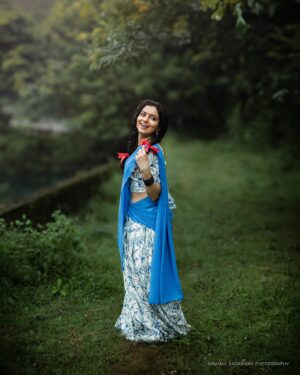Ranjitha Menon Instagram - തിരിച്ചു കൊണ്ടുവരാൻ പറ്റാത്ത പഴമയൊന്നും ഉണ്ടെന്ന് തോന്നുന്നില്ല … costume & styling by @vivek.psethu 

@ranjitha.menon @manav_sadasivan._ @ramyal_m_rajan @makeup_by_sabana_ 

@aba_zeons 😘