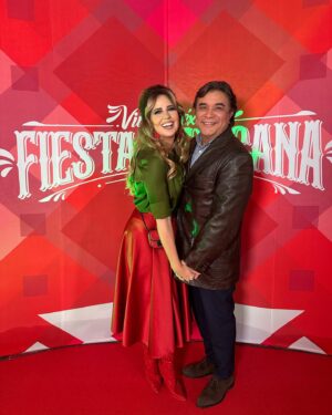 Raquel Bigorra Instagram - Seguimos en la “ Fiesta Mexicana “ en televisa. Canal 5 ¿ Cómo la están pasando ustedes? Aquí les comparto un poquito de esta gran noche, al lado de mi amorcito y buenos amigos. Todavía faltan sorpresas. Y al terminar @lacasafamososmx ¡ Viva Mexico ! 🇲🇽