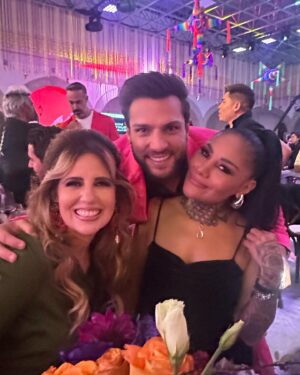 Raquel Bigorra Instagram - Seguimos en la “ Fiesta Mexicana “ en televisa. Canal 5 ¿ Cómo la están pasando ustedes? Aquí les comparto un poquito de esta gran noche, al lado de mi amorcito y buenos amigos. Todavía faltan sorpresas. Y al terminar @lacasafamososmx ¡ Viva Mexico ! 🇲🇽