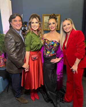 Raquel Bigorra Instagram - Seguimos en la “ Fiesta Mexicana “ en televisa. Canal 5 ¿ Cómo la están pasando ustedes? Aquí les comparto un poquito de esta gran noche, al lado de mi amorcito y buenos amigos. Todavía faltan sorpresas. Y al terminar @lacasafamososmx ¡ Viva Mexico ! 🇲🇽