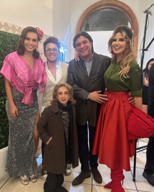 Raquel Bigorra Instagram - Seguimos en la “ Fiesta Mexicana “ en televisa. Canal 5 ¿ Cómo la están pasando ustedes? Aquí les comparto un poquito de esta gran noche, al lado de mi amorcito y buenos amigos. Todavía faltan sorpresas. Y al terminar @lacasafamososmx ¡ Viva Mexico ! 🇲🇽