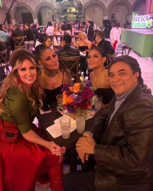 Raquel Bigorra Instagram - Seguimos en la “ Fiesta Mexicana “ en televisa. Canal 5 ¿ Cómo la están pasando ustedes? Aquí les comparto un poquito de esta gran noche, al lado de mi amorcito y buenos amigos. Todavía faltan sorpresas. Y al terminar @lacasafamososmx ¡ Viva Mexico ! 🇲🇽