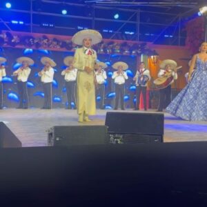 Raquel Bigorra Instagram - Seguimos en la “ Fiesta Mexicana “ en televisa. Canal 5 ¿ Cómo la están pasando ustedes? Aquí les comparto un poquito de esta gran noche, al lado de mi amorcito y buenos amigos. Todavía faltan sorpresas. Y al terminar @lacasafamososmx ¡ Viva Mexico ! 🇲🇽
