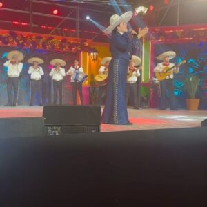 Raquel Bigorra Instagram - Seguimos en la “ Fiesta Mexicana “ en televisa. Canal 5 ¿ Cómo la están pasando ustedes? Aquí les comparto un poquito de esta gran noche, al lado de mi amorcito y buenos amigos. Todavía faltan sorpresas. Y al terminar @lacasafamososmx ¡ Viva Mexico ! 🇲🇽