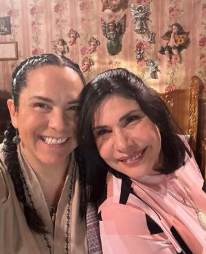 Raquel Garza Instagram - ¡No te pierdas el gran estreno de “El Precio de Amarte” ( @elpreciodeamartetv ) hoy a las 9:30 PM por Las Estrellas! 
@raquelgarzatv da vida a Perpetua Barrientos en esta emocionante novela.

La trama sigue a Diogo y Amelia, quienes disfrutan de un dulce romance juvenil hasta que Diogo es secuestrado. Años después, con Amelia en un matrimonio infeliz, su reencuentro reavivará viejas pasiones.
¡Prepárate para una historia llena de emociones ✨

#ElPrecioDeAmarte #Estreno #RaquelGarza #TalentoZuma #LasEstrellas