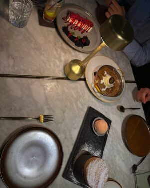 Raquel Sampaio Instagram - Coisas boas da vida:
•o meu namorado
•ovos seen (a comer cada vez mais ovo 🤩),
hot seen roll, gunkan shiromi & nigiri salmão trufado
•linguini trufado
•soufflé de doce de leite, yuzu cheesecake & cookie à la minute 🤤 

@seenlisboa, hoje à mesma hora? 😎

#seenbyolivier #seenlisboa