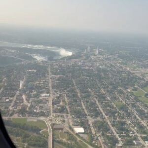 Raquel Sánchez Silva Instagram - Cataratas del Niagara. 
Dos horas desde Toronto.
Vuelo en helicóptero.
Tour en barco ( vídeo entrada del barco en historias) 
Entrada a la zona “behind the Falls”
Impresionantes 🤩🤩
A tope de turistas!! 
El pueblo no merece la pena. 
Solo cataratas y agua y cataratas y caudal y agua… 
Calor y humedad (lógico Agosto)
Maravilla natural.
No conocimos el lado americano.Aunque si queréis podéis cruzar el puente y tener un pie en USA y un pie en Canadá. 
Nosotros hemos vivido las canadienses desde todas sus perspectivas!! #inolvidable!! 
Seguimos 
#viajeenfamilia 
🇨🇦