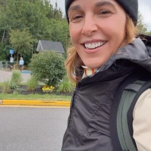 Raquel Sánchez Silva Instagram - Y los fuegos artificiales nos despidieron en Quebec para nuestra última visita en el este de Canadá: TADOUSSAC. Zona de avistamiento de ballenas y focas. Residencia permanente de belugas. Fiordo maravilloso. 
Respecto a las excursiones en barco podéis hacerla en zodíaco o en barco cubierto. Con niños, sin duda, barco porque hace mucho frío en agosto 😂😂😂😂. 
Con estas vistas, regresaremos a Montreal para dirigirnos a las Rocosas. 
Seguimos!! 
#viajeenfamilia
🇨🇦