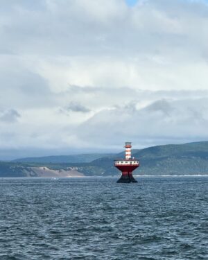 Raquel Sánchez Silva Instagram - Y los fuegos artificiales nos despidieron en Quebec para nuestra última visita en el este de Canadá: TADOUSSAC. Zona de avistamiento de ballenas y focas. Residencia permanente de belugas. Fiordo maravilloso. 
Respecto a las excursiones en barco podéis hacerla en zodíaco o en barco cubierto. Con niños, sin duda, barco porque hace mucho frío en agosto 😂😂😂😂. 
Con estas vistas, regresaremos a Montreal para dirigirnos a las Rocosas. 
Seguimos!! 
#viajeenfamilia
🇨🇦