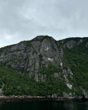 Raquel Sánchez Silva Instagram - Y los fuegos artificiales nos despidieron en Quebec para nuestra última visita en el este de Canadá: TADOUSSAC. Zona de avistamiento de ballenas y focas. Residencia permanente de belugas. Fiordo maravilloso. 
Respecto a las excursiones en barco podéis hacerla en zodíaco o en barco cubierto. Con niños, sin duda, barco porque hace mucho frío en agosto 😂😂😂😂. 
Con estas vistas, regresaremos a Montreal para dirigirnos a las Rocosas. 
Seguimos!! 
#viajeenfamilia
🇨🇦