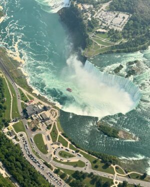 Raquel Sánchez Silva Instagram - Cataratas del Niagara. 
Dos horas desde Toronto.
Vuelo en helicóptero.
Tour en barco ( vídeo entrada del barco en historias) 
Entrada a la zona “behind the Falls”
Impresionantes 🤩🤩
A tope de turistas!! 
El pueblo no merece la pena. 
Solo cataratas y agua y cataratas y caudal y agua… 
Calor y humedad (lógico Agosto)
Maravilla natural.
No conocimos el lado americano.Aunque si queréis podéis cruzar el puente y tener un pie en USA y un pie en Canadá. 
Nosotros hemos vivido las canadienses desde todas sus perspectivas!! #inolvidable!! 
Seguimos 
#viajeenfamilia 
🇨🇦