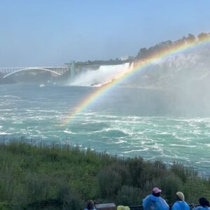 Raquel Sánchez Silva Instagram - Cataratas del Niagara. 
Dos horas desde Toronto.
Vuelo en helicóptero.
Tour en barco ( vídeo entrada del barco en historias) 
Entrada a la zona “behind the Falls”
Impresionantes 🤩🤩
A tope de turistas!! 
El pueblo no merece la pena. 
Solo cataratas y agua y cataratas y caudal y agua… 
Calor y humedad (lógico Agosto)
Maravilla natural.
No conocimos el lado americano.Aunque si queréis podéis cruzar el puente y tener un pie en USA y un pie en Canadá. 
Nosotros hemos vivido las canadienses desde todas sus perspectivas!! #inolvidable!! 
Seguimos 
#viajeenfamilia 
🇨🇦