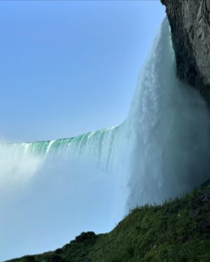 Raquel Sánchez Silva Instagram - Cataratas del Niagara. 
Dos horas desde Toronto.
Vuelo en helicóptero.
Tour en barco ( vídeo entrada del barco en historias) 
Entrada a la zona “behind the Falls”
Impresionantes 🤩🤩
A tope de turistas!! 
El pueblo no merece la pena. 
Solo cataratas y agua y cataratas y caudal y agua… 
Calor y humedad (lógico Agosto)
Maravilla natural.
No conocimos el lado americano.Aunque si queréis podéis cruzar el puente y tener un pie en USA y un pie en Canadá. 
Nosotros hemos vivido las canadienses desde todas sus perspectivas!! #inolvidable!! 
Seguimos 
#viajeenfamilia 
🇨🇦