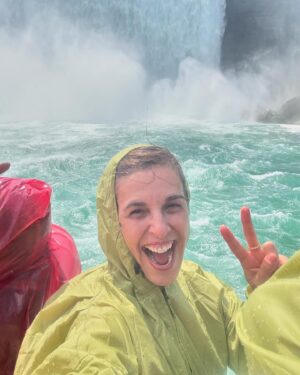 Raquel Sánchez Silva Instagram - Cataratas del Niagara. 
Dos horas desde Toronto.
Vuelo en helicóptero.
Tour en barco ( vídeo entrada del barco en historias) 
Entrada a la zona “behind the Falls”
Impresionantes 🤩🤩
A tope de turistas!! 
El pueblo no merece la pena. 
Solo cataratas y agua y cataratas y caudal y agua… 
Calor y humedad (lógico Agosto)
Maravilla natural.
No conocimos el lado americano.Aunque si queréis podéis cruzar el puente y tener un pie en USA y un pie en Canadá. 
Nosotros hemos vivido las canadienses desde todas sus perspectivas!! #inolvidable!! 
Seguimos 
#viajeenfamilia 
🇨🇦