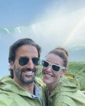 Raquel Sánchez Silva Instagram - Cataratas del Niagara. 
Dos horas desde Toronto.
Vuelo en helicóptero.
Tour en barco ( vídeo entrada del barco en historias) 
Entrada a la zona “behind the Falls”
Impresionantes 🤩🤩
A tope de turistas!! 
El pueblo no merece la pena. 
Solo cataratas y agua y cataratas y caudal y agua… 
Calor y humedad (lógico Agosto)
Maravilla natural.
No conocimos el lado americano.Aunque si queréis podéis cruzar el puente y tener un pie en USA y un pie en Canadá. 
Nosotros hemos vivido las canadienses desde todas sus perspectivas!! #inolvidable!! 
Seguimos 
#viajeenfamilia 
🇨🇦