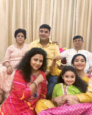 Rati Pandey Instagram - Happy Rakshabandhan to all the lovely brothers and their sisters, May your bond become more stronger,healthier and last forever ❤️❤️
.
.
.
#rakshabadhan #ratipandey #festivities #brothersisterlove